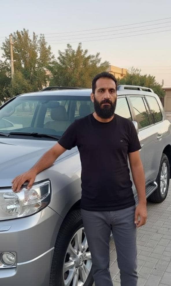 دکتر حسینی در کنار ماشین شاسی بلند