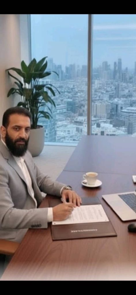 دکتر سید امیر حسینی در حال امضاء قرارداد بین المللی