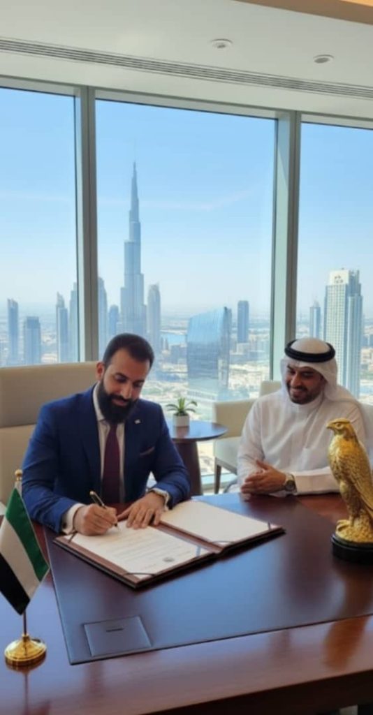 دکتر سید امیر حسینی در حال عقد قرارداد در دبی